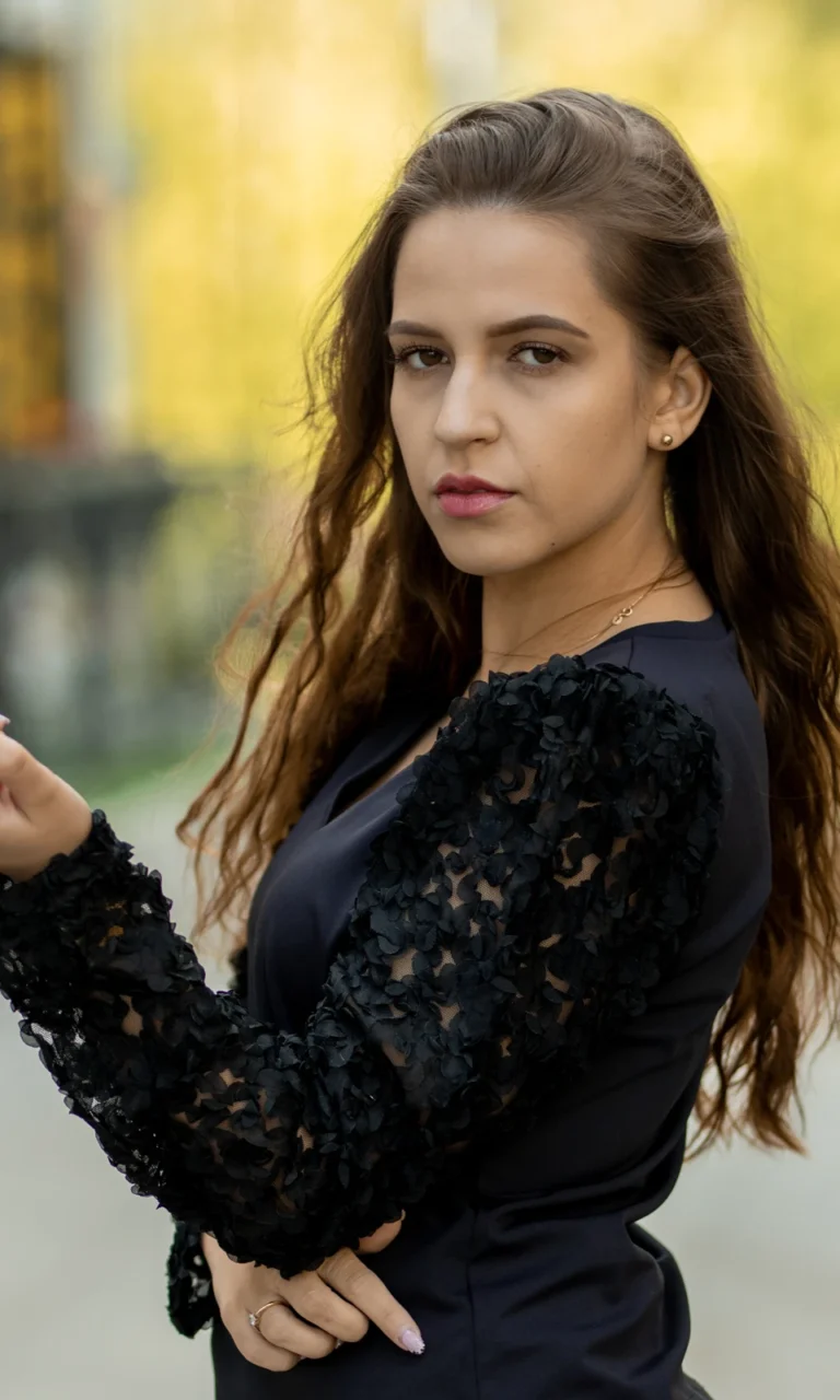 Elegancka czarna bluzka z koronkowymi rękawami - Nina