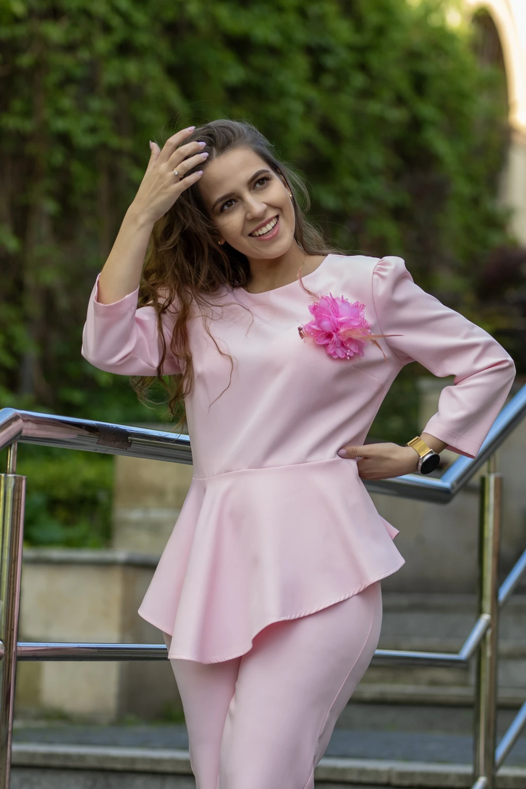 Elegancki komplet damski, bluzka z falbaną i spodnie, pudrowy róż - obrazek 4