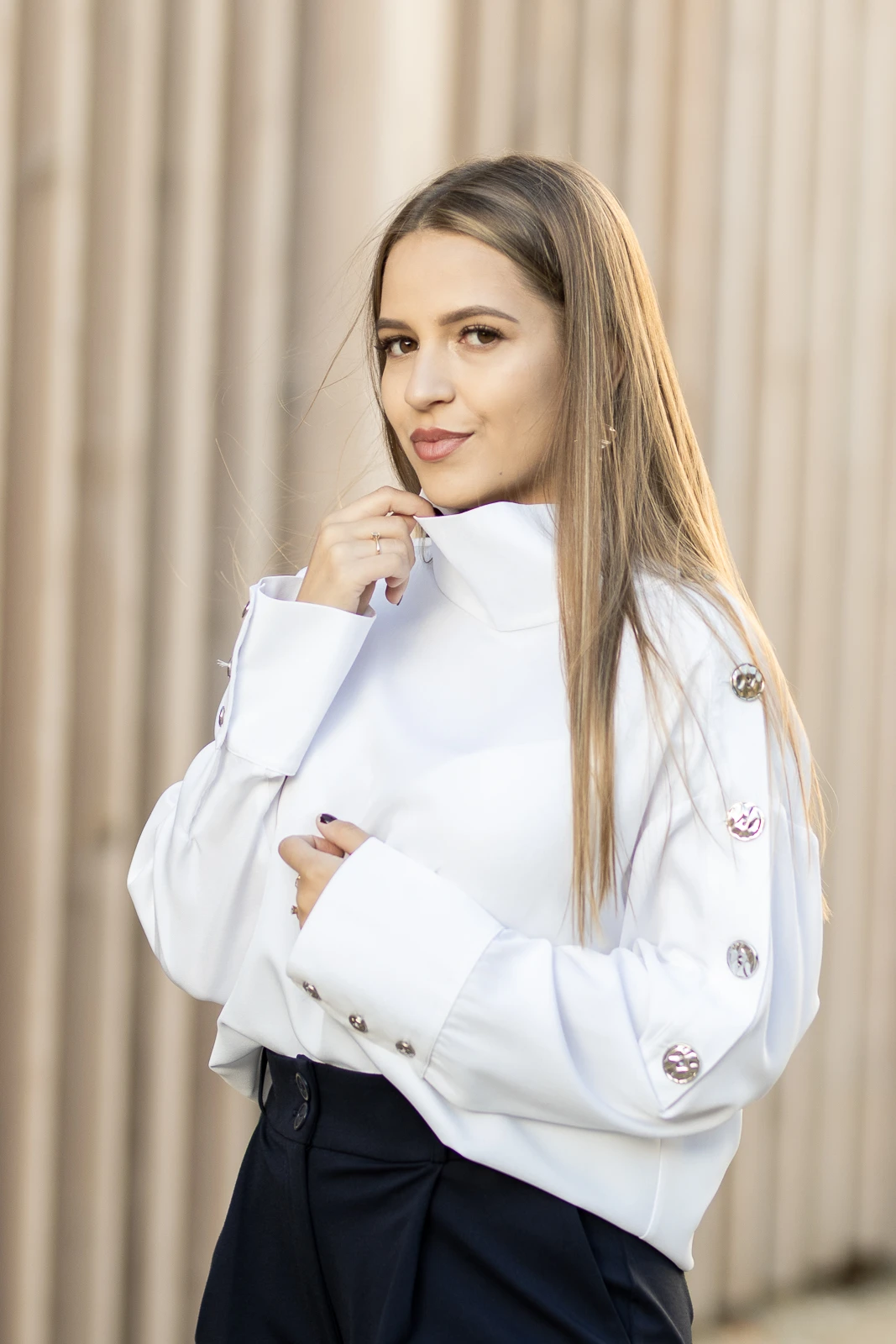 Stylowa biała bluzka z rozpinanym golfem i srebrnymi guzikami