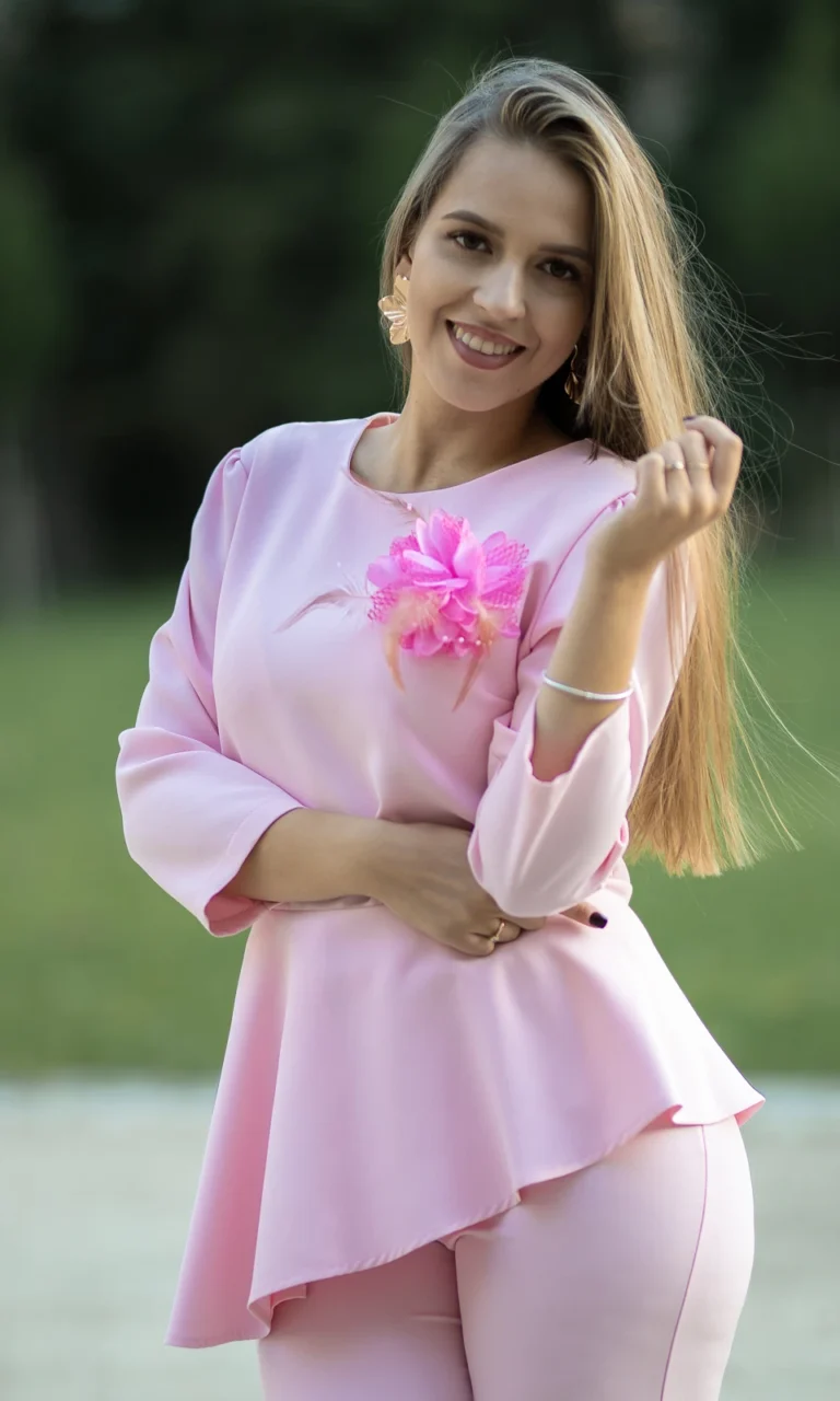 Elegancki komplet damski, bluzka z falbaną i spodnie, pudrowy róż