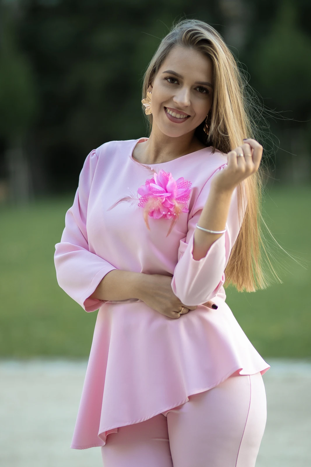 Elegancki komplet damski, bluzka z falbaną i spodnie, pudrowy róż