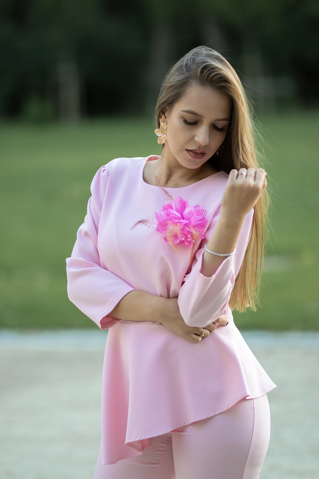 Elegancki komplet damski, bluzka z falbaną i spodnie, pudrowy róż - obrazek 2